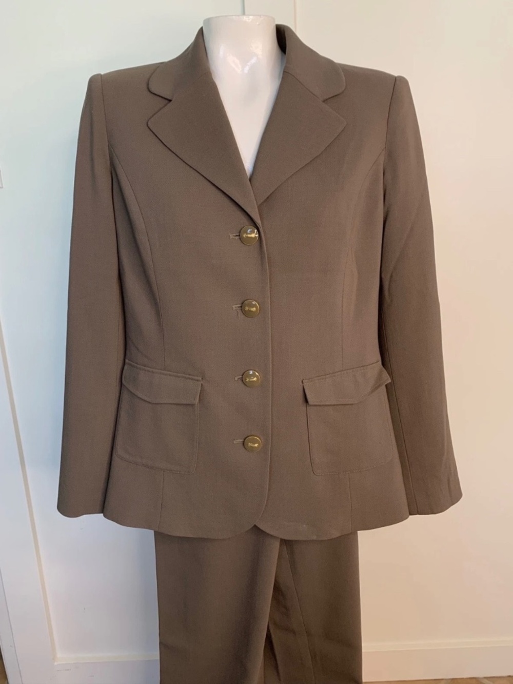 St. John Collection 2 Piece Career Pants Suit Blazer Jacket Sz 6 Taupe Brown
